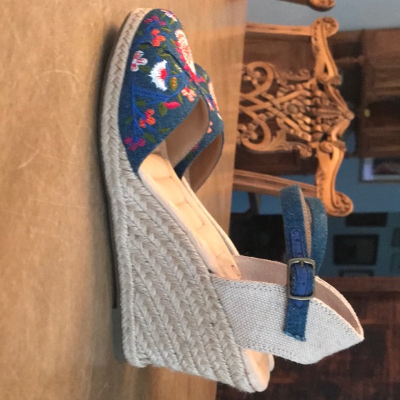 “Me Too” Pumps - Picture 3 of 8